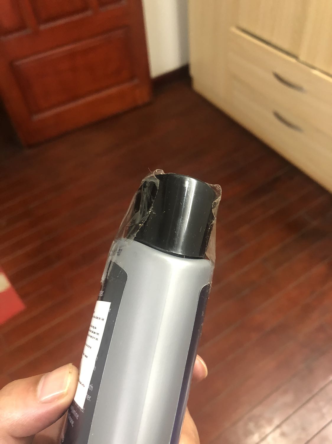 Đóng gói tệ,sản phẩm không còn nguyên seal mà được dán bằng băn dính tự chế,không biết có phải hàng mới không hay hàng dùng rồi thừa mang bán.