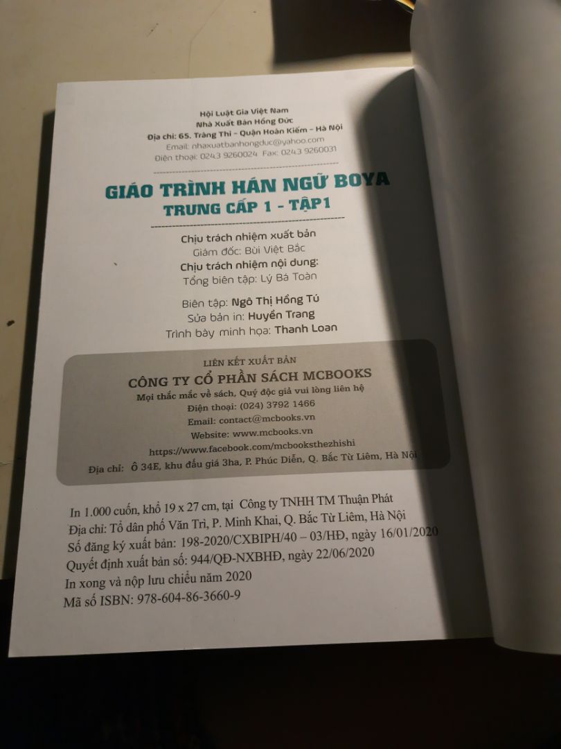 Tiki giao hàng nhang, đóng gói hộp rộng. Sách mình nhận là bản in năm 2020, màu sắc đẹp.
Nội dung thì mình chưa học nên chưa review được.
