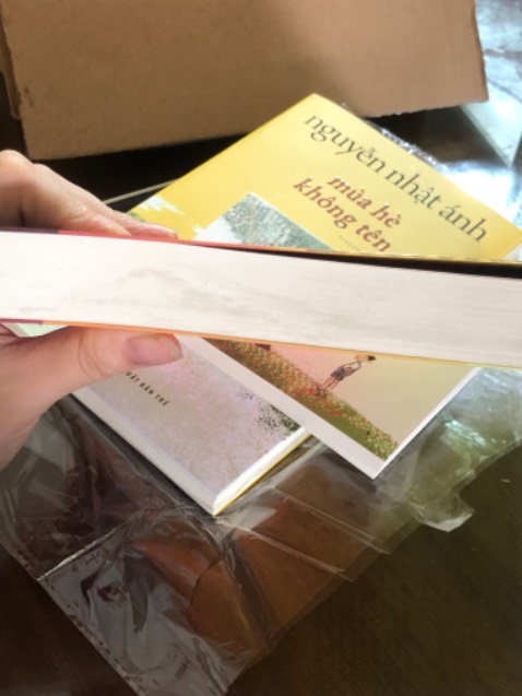 Sách mình nhận về không có seal. Có vết bẩn, vài vết xước ở bìa. Gáy sách thì bẩn. Trông như sách cũ vậy. Mình không hoàn hàng nhưng thật sự không thoải mái khi mua phải những quyển ntn