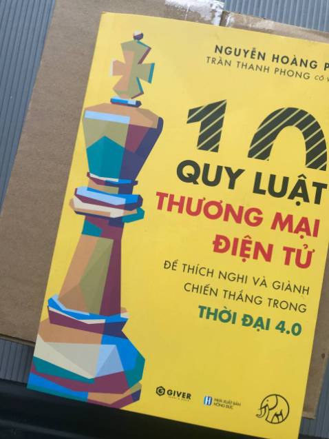 Trên tay trọn bộ bí kíp Kinh doanh online, nhận bộ sách mà vui khôn tả. Đầu tiên là shop giao hàng rất nhanh, mới đặt hôm trước mà hôm sau nhận được liền, đóng gói chắc chắn, mỗi cuốn sách đều được bọc màng bảo vệ, rất là ưng luôn. 4 cuốn, có 1 cuốn in màu, đọc sơ qua cảm thấy rất thích thú, sách trình bày ngắn gọn súc tích, dễ hiểu, từ tổng quan khái quát về Thương mại điện tử đến phân tích chi tiết, cầm tay chỉ việc, hướng dẫn từng bước thực hiện, rồi còn có cả cuốn cẩm nang để tra cứu các tạo và quản lý cũng như tiếp thị trên các sàn TMĐT nữa. 
Thật là, đúng cái mình đang cần đây rồi, phải note vô sổ tay lên kế hoạch ngay mới được. Mong tác giả sẽ cho ra nhiều quyển sách hữu ích như này nữa, sẽ ủng hộ tiếp.