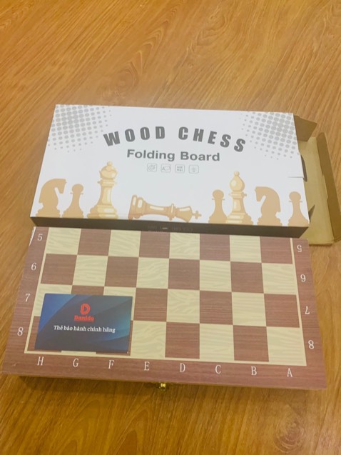 Hàng giao rất nhanh. Cờ đẹp, độ bám nam châm hơi lỏng 1 chút nhưng nhìn rất chắc chắn, gỗ tự nhiên thơm mùi gỗ thôngz có 2 màu cờ nên nhìn sang các bạn nha. T mua bộ trung trung thôi. Lần sau mua bộ to cho thích, nói chung tiền naod của đấy. Cungz rẻ hơn chỗ khác xíu xíu hihi. Cho 9.5đ nha, đặc biệt shop đóng rất kỹ, nên va đập thoải mái, có điều hơi ảnh hưởng môi trường chút. Nhưng mình tận dụng cái lót hộp thoải mái!