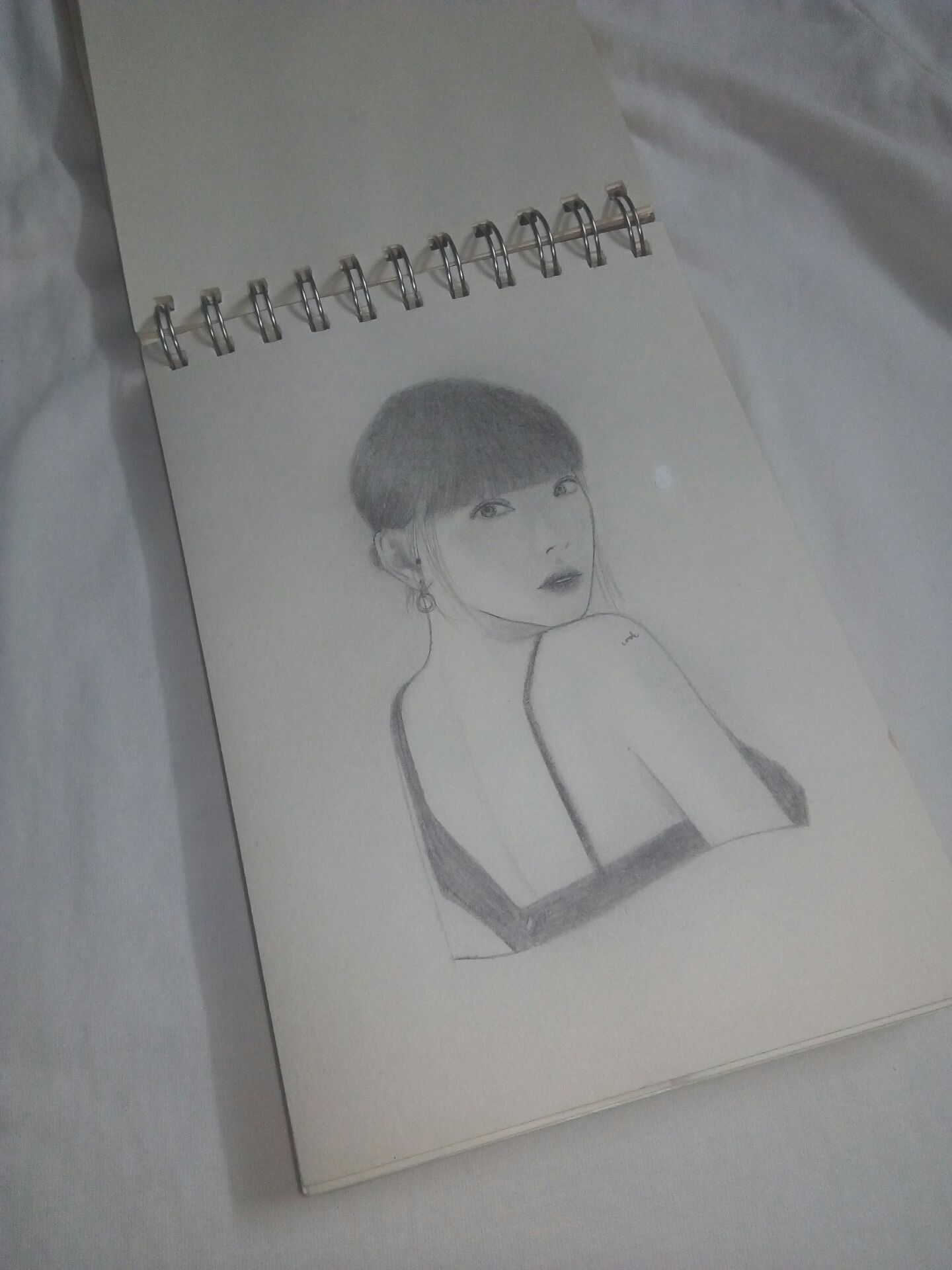 Dùng để vẽ gouache, sáp dầu hay chì thì cũng đều ok, có điều với chì thì giấy hơi bột xoá nhiều sẽ dễ rách giấy.