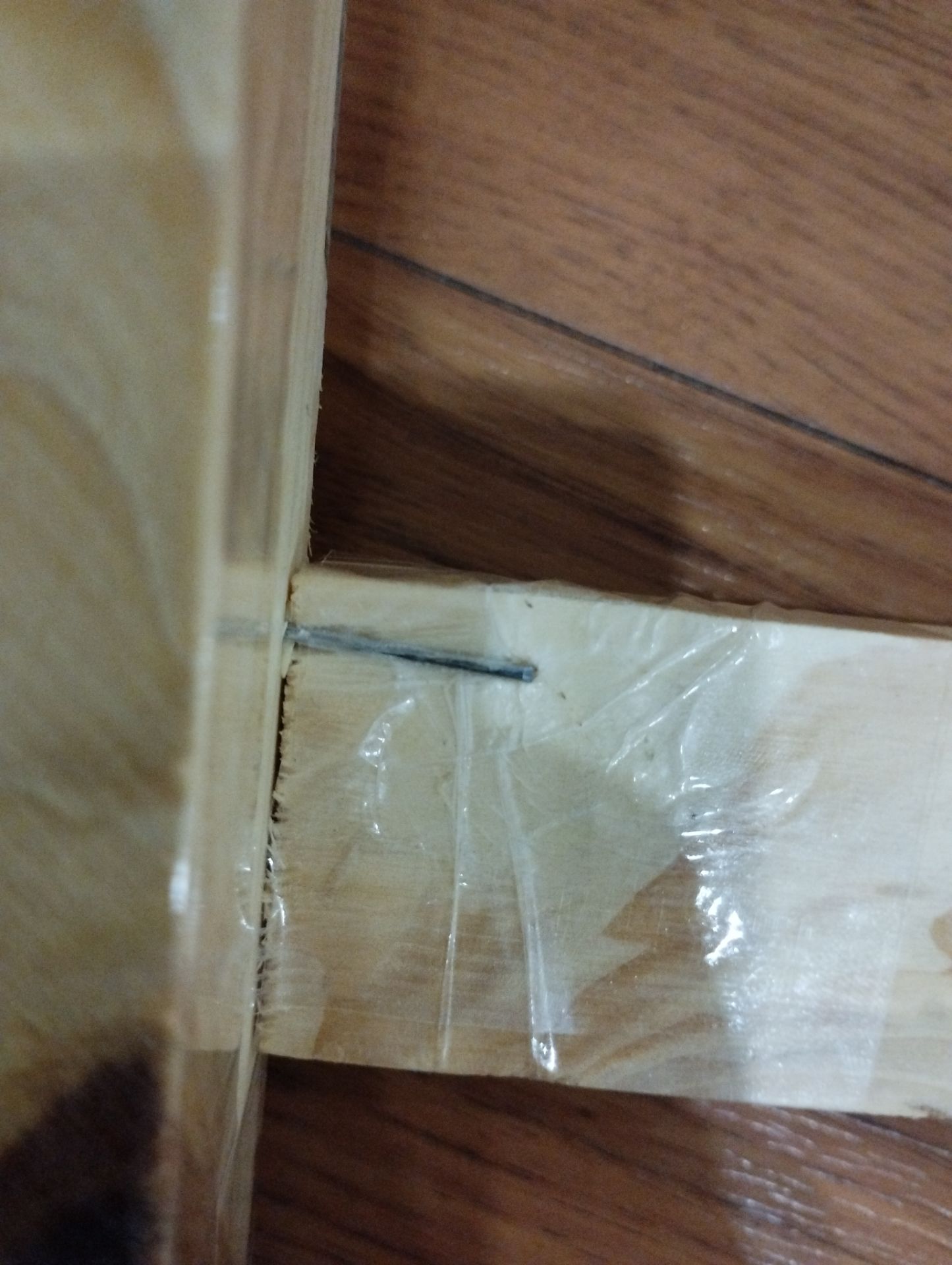 cho mình hỏi sao cái bàn này lại đem đi bán đc vậy ạ? vs giá tiền này thì mình cx ko hi vọng j nhiều nhưng cái mình nhận đc là mấy thanh gỗ gắn tạm bợ vào nhau, cạnh bàn mình phải dán băng dính lại vì vẫn còn những cái dằm gỗ lởm chởm. Những cái ốc gắn chân bàn còn chưa đc vặn chặt vào, đinh đóng chân bàn lòi hẳn ra ngoài. Nhà mình mà có trẻ con thì ko cẩn thận còn gây thương tích cho trẻ. Mình rất thất vọng vì món hàng này.