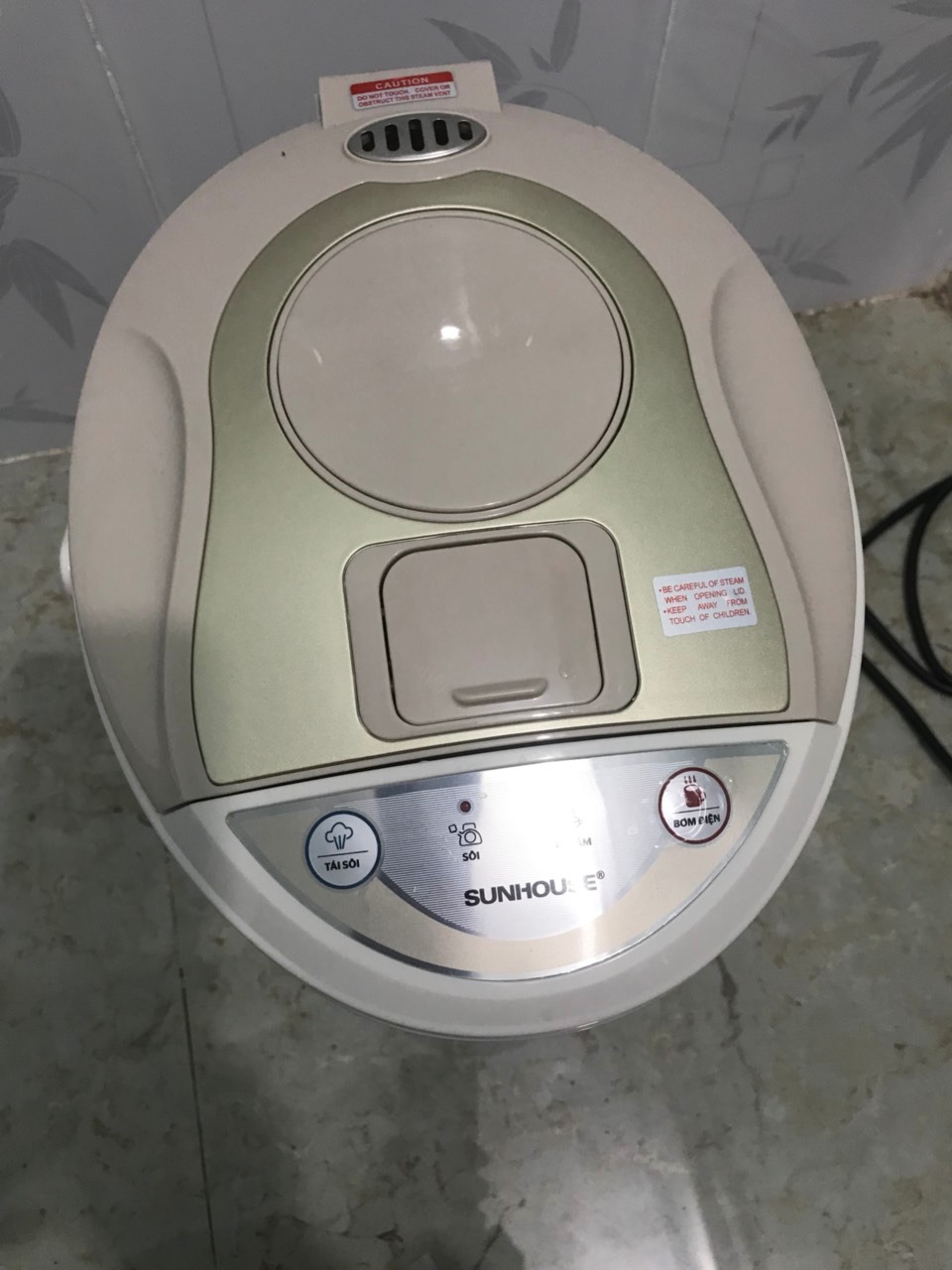 Mình thuỷ điện Sunhouse này nhìn rất đẹp,chất liệu nhựa tốt,lòng đựng nước ở trong bằng INOX 304,cột báo mực nước phía trước có đèn dễ quan sát vào ban đêm xem coi có còn nước hay không...Mong là Sunhouse sẽ sản xuất thêm những thiết bị điện chất lượng như thế nữa.