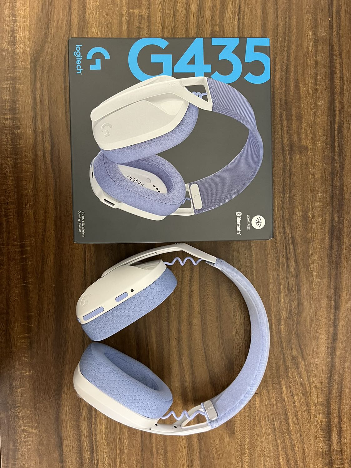 Tai nghe đẹp, đeo nhẹ nhưng hơi nhỏ so với đầu mình. Tiện dụng khi kết nối được cả với máy tính lẫn điện thoại. Chuyển chế độ nhanh. Hướng dẫn sự dụng tìm thấy trên mạng đọc qua là biết cách dùng liền.