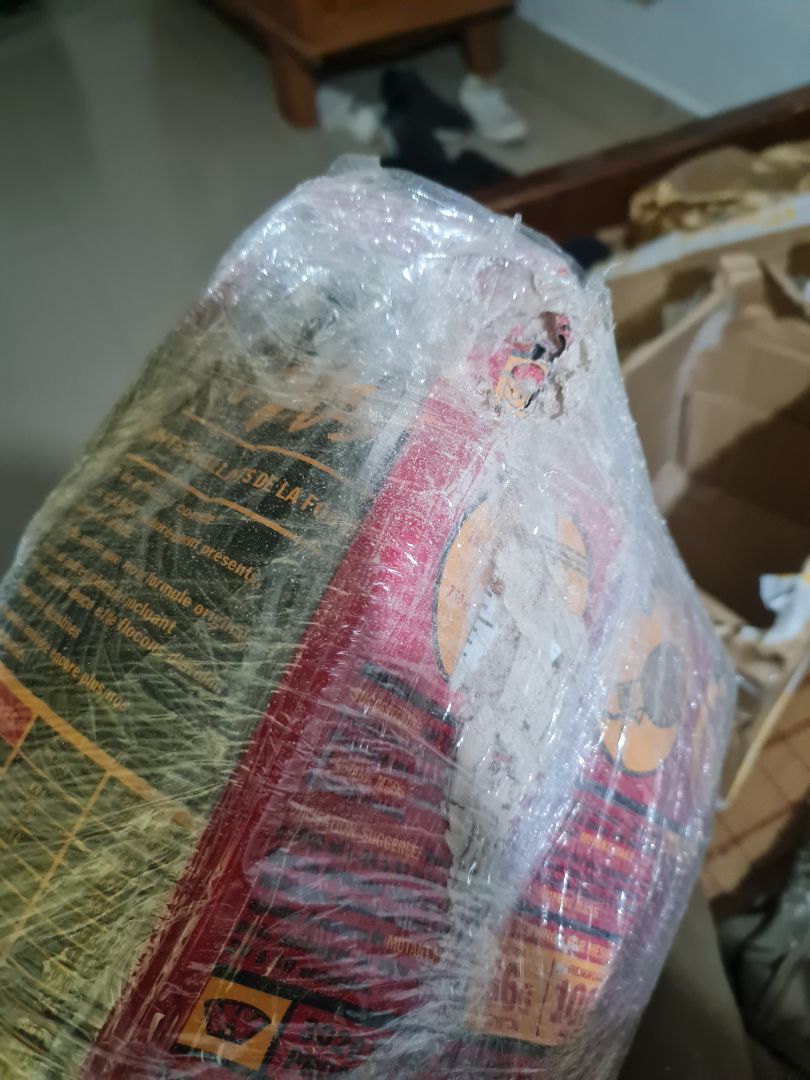 Đóng gói kiểu gì mà hàng bị bung ra, sản phẩm thì không nguyên vẹn. Bán thì làm ơn đóng gói cẩn thận cho khách dùm cái. Không bao giờ mua của shop nữa. 1*