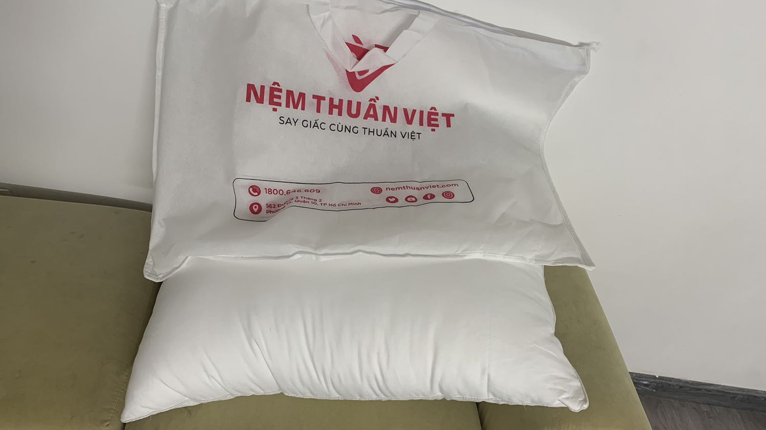 Gối rất đẹp nhé, bao bì rồi vỏ bọc rất chuyên nghiệp. Theo ảnh chụp thì mình nghĩ là có hai gối, nhưng khi nhận chỉ có một cái. Thứ 2 ghi là lông vũ nhưng khi nhận lại được lai bông cotton. Tuy nhiên với giá này thì không thể nào mua được gối lông vũ rồi. Tổng quan là hài lòng, giao hàng nhanh. Mong shop đổi hình ảnh là một chiếc gối để tránh gây hiểu nhầm nhé. Xin cảm ơn