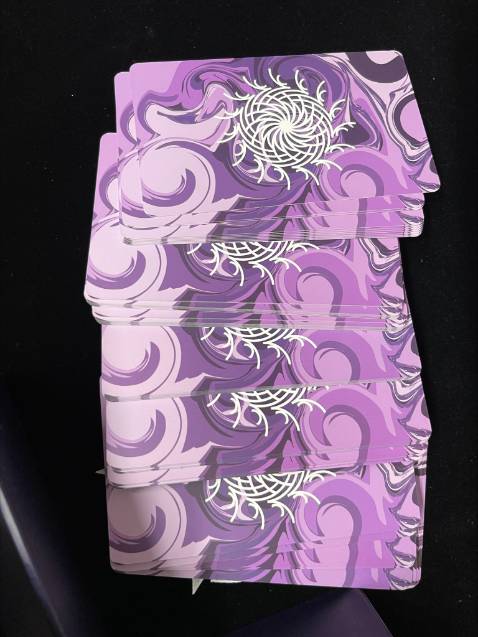 Điểm cộng:
+Một lời khen dành cho team Asbooks vì sau 1 năm kể từ ngày mình ib phàn nàn về việc bộ bài Oracle (Thông điệp vũ trụ) chỉn chu về sách bìa cứng và hộp đựng nhưng bộ bài lại mỏng và lỗi dù cho mức giá rẻ đi nữa thì mình vẫn mong đợi một sp chất lượng hơn, thì đến bộ bài Deer's tarot lần này mình đã thấy hài lòng về chất lượng bộ bài: màu in trầm đẹp đồng bộ, lá bài dày, chất giấy trơn mịn, cắt và bo góc mượt. Asbooks có vẻ đã lắng nghe khách hàng và có cải thiện chất lượng sản phẩm (xin cảm ơn!)
+Thiết kế bộbài không quá đặc sắc nhưng dễ hiểu, sinh động, phù hợp với newbie. Sách hướng dẫn cũng viết dễ hiểu mạch lạc, có phần tips trải bài cuối sách. 
+Với boxset 2 hộp cứng, 1 sách in màu và bộ bài 80 lá kích thước chuẩn này. mình đánh giá mức giá 300k rất rẻ so với chất lượng, xứng đáng để mua ủng hộ hàng Việt, tác giả Việt.

Điểm trừ:
+Tấm nệm bên trong hộp lớn không chắc chắn, hộp đựng có các vết xước trên bề mặt có lẽ do quá trình gia công, tuy nhiên với tầm giá 300k về tay thì có thể hoan hỉ bỏ qua.
+Mặt lábài cán lì mịn thay vì cán bóng, mỗi loại cán sẽ có ưu nhược điểm khác nhau. cán lì thì màu sắc thường trầm sang hơn và xáo bài đầm tay hơn, nhưng sẽ khá rít. (Các bạn có thể khắc phục bằng cách đổ một ít phấn rôm vào xáo sẽ mượt hơn hẳn nhé)
+Mình không đánh giá cao việc tác giả lồng ghép chiêm tinh vào các lá bài.

Chốt lại thì mình vẫn cho 5* plus =)) vì với người không có tài chính cho những bộ bài tiền triệu nhưng lại không thích dùng hàng pha-ke như mình thì đây là lựa chọn rất rất tốt.