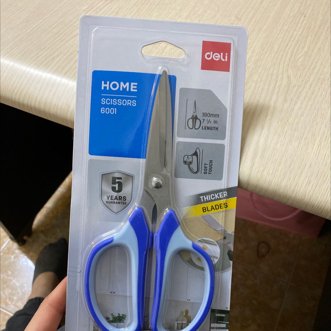 Kéo đẹp, cầm chắc chắn. Dễ sử dụng. Tiện lợi. Tiki giao hàng nhanh, đóng hộp cẩn thận.