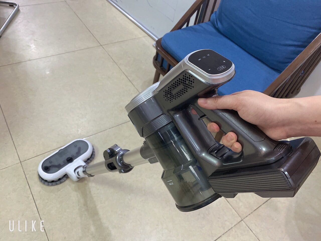 Giao hàng nhanh. Đóng gói cẩn thận, rất kĩ. Máy lắp ghép đơn giản, mình đã dùng thử máy hút rất tốt, lực hút mạnh, đa dạng nhiều đầu hút. Kết hợp cả đầu lau nhà luôn, lau sạch, mình mua còn đang được tặng thêm nước lau sàn nữa 🥰🥰.
Thiết kế có thể gập gãy được, rất dễ di chuyển hút dọn dưới gầm ghế, bàn mà ko cần phải cúi người. Sp đi kèm theo cả giá treo rất tiện và gọn luôn.
Đáng đồng tiền bát gạo, rất nên mua 😍 
Cảm ơn Shop đã tư vấn nhiệt tình.