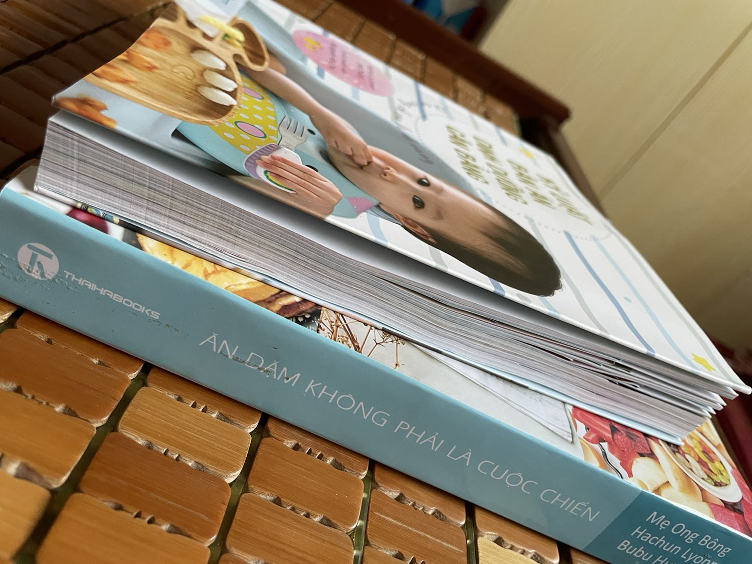 Sách đầu tư về mặt hình ảnh,tổng hợp thông tin về dinh dưỡng và cách cho bé vào nếp ăn. Dù con chưa tới tuổi ăn dặm nhưng nên đọc trước để chuẩn bị tâm lý và kiến thức.