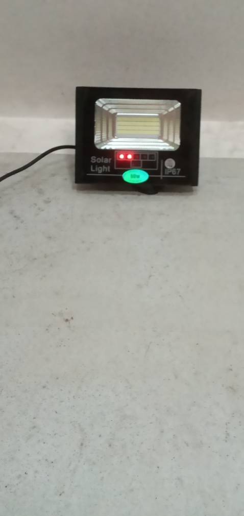 Tấm pin bé, đèn bé ít bóng, độ chiếu sáng để nhìn rõ thì chỉ được khoảng 20m2,nếu so với đèn của hãng khác thì công xuất thực của đèn này chỉ đạt 20w. Tóm lại là không nên mua.