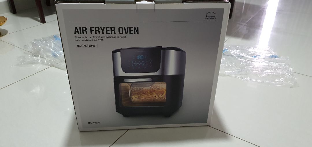 Điểm cộng cho cách đóng gói ( 2 lớp thùng)
Phần lồng nướng rang đậu phộng cực kỳ ổn. 700g 25 phút với nhiệt đôt 200° cho lần đầu khởi động lò. Lần thứ 2 giảm nhiệt độ còn 180° và rang trong 20 phút.
Vỉ trong lò có vẻ hơi rộng nên khi đóng cửa cảm giác bị vướng phần viền vỉ ngay cửa lò.
Chảo tặng kèo chắc, không bị lỗi, không biến dạng. Tuy nhiên đóng gói sơ sài dễ gây móp nếu vận chuyển không cẩn thận.