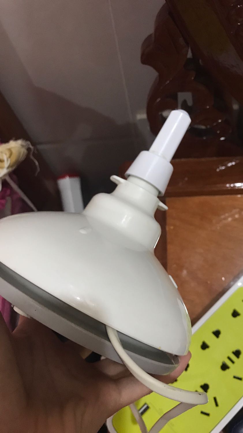 Sử dụng chưa tới 10 lần, mà giờ máy đơ ko xoay tròn được nữa, ấn xuống ko những ko xoay được mà còn phát tiếng kêu lạ, không nghĩ tiki giao hàng chính hãng, mà lại mang đến sản phẩm kém chất lượng như vậy, thực sự mất lòng tin với cái gọi là uy tín hay hàng tốt chính hãng. Đã biết đến chất lượng của philips, nhưng không hiểu sao lại có sản phẩm kém chất lượng như này, hàng chưa xài được lâu, cũng chẳng để máy bị nhiễm nước hay bị va đập gì, thực sự không thể hiểu nổi... Mong một lời giải thích của nhà bán hàng, còn kiểu này thực sự niềm tin vào tiki trading bị mất lun í ạ, ko dám tin tưởng nữa.