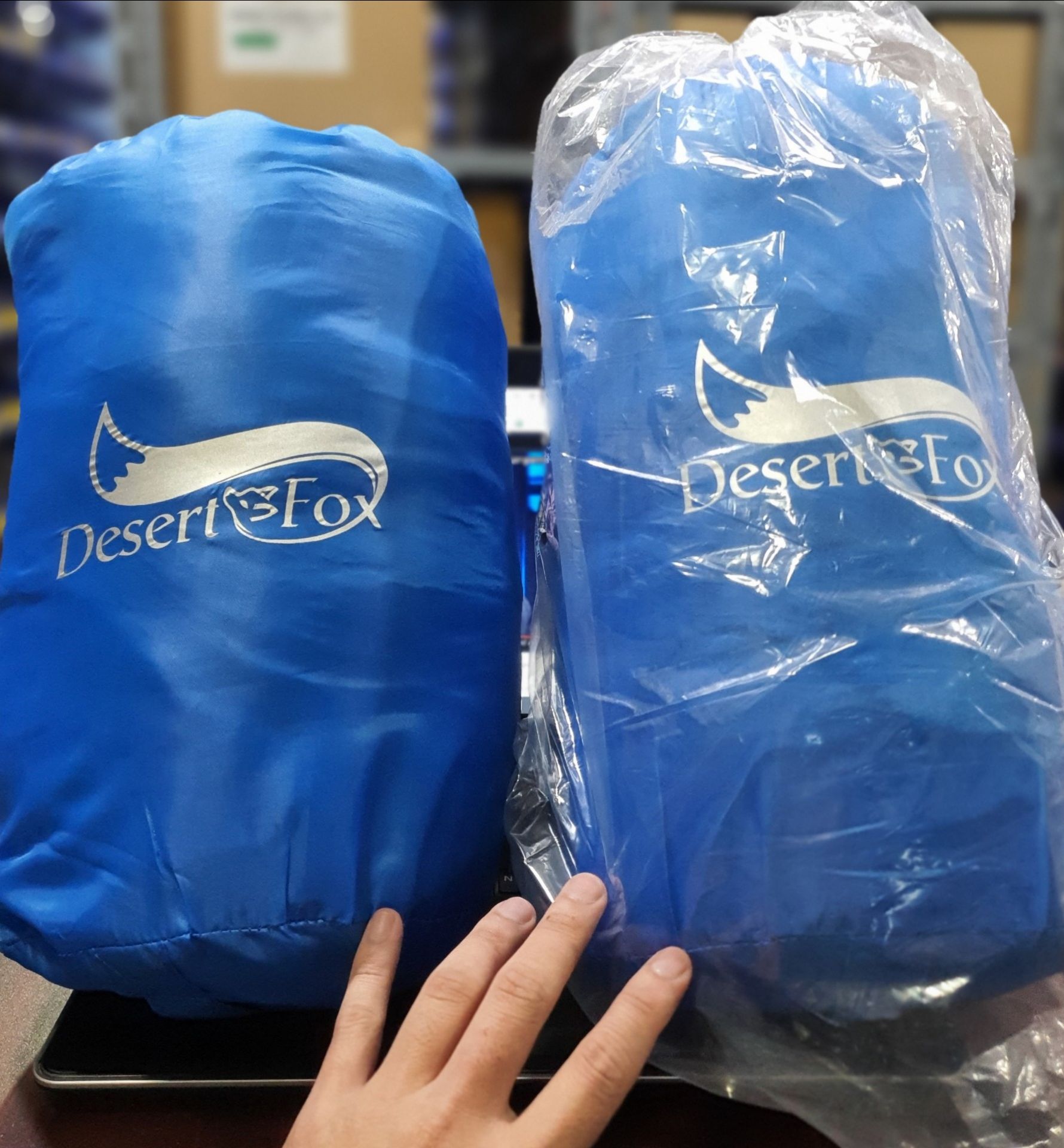 Vì phải làm việc tại chỗ trong mùa dịch nên quyết định đặt túi ngủ về xài thử. Tuy túi giao trễ mấy ngày, nhưng rất thông cảm do mùa này giao hàng khó. Túi ngủ nhìn rất đẹp, đường may chuẩn, khóa kéo tốt, khá dày và ấm, có vẻ ổn với nhiệt độ 20-25°. nếu có màu cam thì chắc nhìn còn đẹp hơn. Hy vọng sớm hết dịch để xách đi cắm trại.