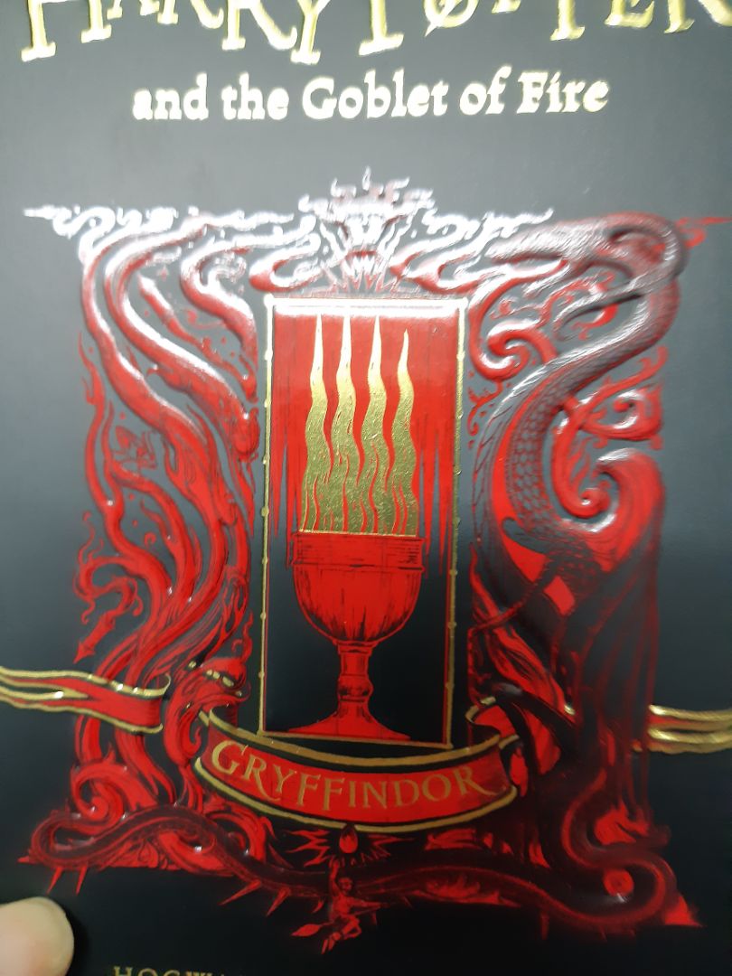 Sách cầm  gọn  và nhẹ. Giấy  ngả vàng. dễ  đọc  nhung chữ  hơi nhỏ. Đợt  này cuốn  4 về  sau cuốn  5 tưởng  không  về  sách loại  này nữa.  Gia kh