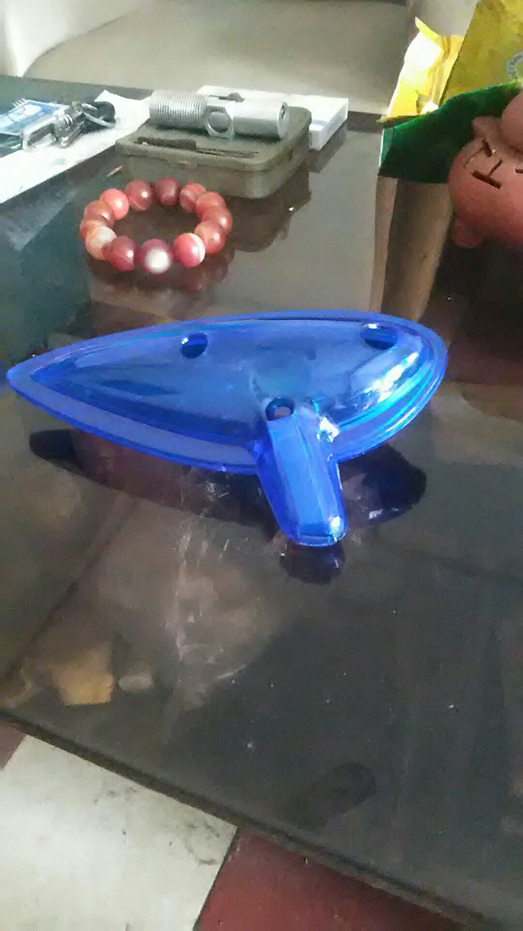 đẹp nhưng bằng nhựa hơi mong manh, biết vậy mua cái bằng gốm chắc chắn hơn