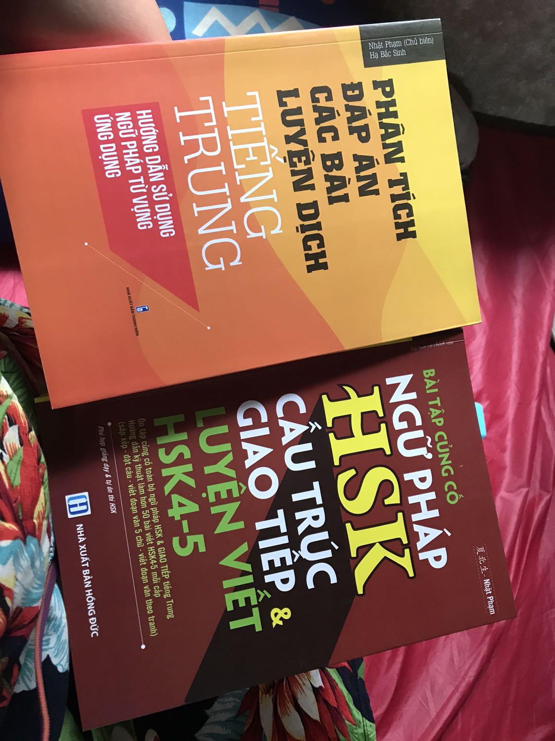 Shop giao hàng đầy đủ , gói hàng có cả CD tặng kèm, sách có lỗi sai nhưng k đáng kể .