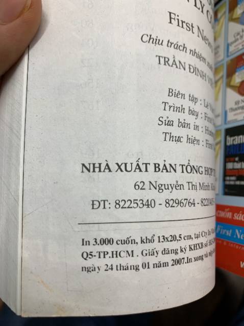 Sách cũ. Bìa cong ố màu. Giấy trong sách có nhiều chỗ dính bẩn, quăn.