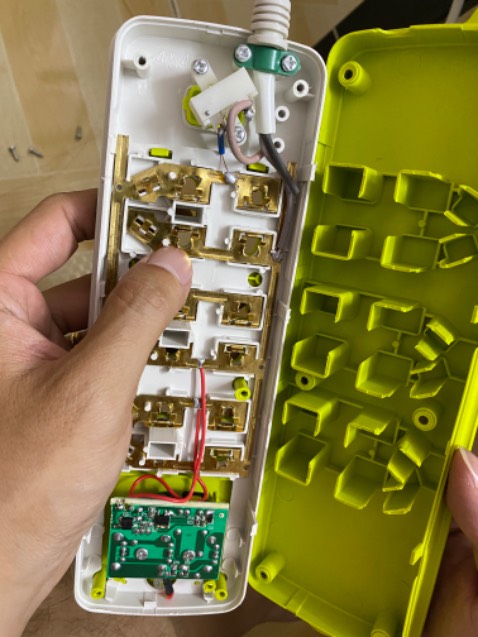 Ổ to nhưng rất nhẹ. Dây điện cắm mỏng nhỏ. Đúng vs giá 60k. Chui cắm sạc như hình của mình k nên cắm vì cắm sẻ bị dính luôn và phải tháo ốc ra mới lấy đc.