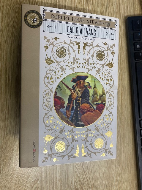 Quyển này trông khá lem nhem, nhìn cũ cũ vì bìa áo có nhiều vết bẩn. Mình lau xong rồi chụp mới được thế này, bụi bẩn cả vào bìa phía trong. Mình góp ý là Tiki nên bọc những quyển bìa trắng này trong các túi nylon nếu không sách mới mà bụi bẩn thì nhìn cũng y sách cũ. Thôi mình vẫn đánh giá 4 sao vì 2 quyển cùng đơn hàng mới tinh.