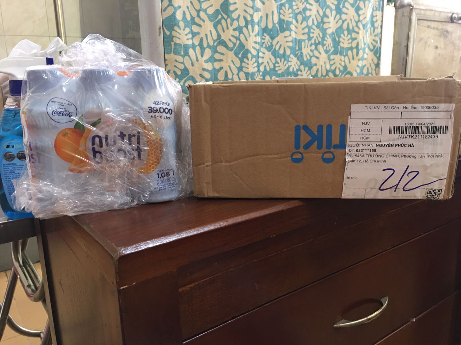 Tôi k nhận được hàng, mua thùng sữa, tặng lốc sữa, nhưng giao hàng tới chỉ có lốc sữa, không có thùng sữa, gọi lại cho bên giao hàng thì bảo k biết, liên hệ bên tiki thì giải quyết rườm rà, yêu cầu chụp hình viết *** các thứ, nếu là người lớn tuổi đặt hàng bị như vậy, thì các cụ biết viết ***, biết chụp hình gửi hình như thế nào.