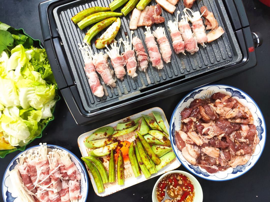 mới nhận dc hôm trc là hôm sau bày ra nướng thịt ăn liền ?
do nhà Mẹ mình đã xài qua bếp nướng này rồi nên mình thấy thích và quyết định mua.Gặp trúng đang mùa dịch k dc đi đâu nên dứt liền,ngồi nhà mà tưởng đang ngoài hàng k đấy.Nhà nào chưa có ẻm thì sắm ngay 1 bé đi ạ,nướng khỏe ru,nhanh ,đặc biệt là k có khói nên mình càng thích .
rất nhanh để có 1 bữa tiệc BBQ thế này nha ❤