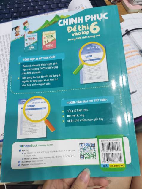 -sách mới toanh luôn,hàng có 2 ngày là về rồi.
-Thật sự mình rất ít lên đánh giá sách như thế này, mình mua sách về cho e mình học,mà mình thấy trình bày sách rõ ràng lắm.
-Nhiều đề làm đã với có đáp án chi tiết ở sau luôn,sách này bài hơi nâng cao so với lớp 6 nên dù mấy e có lật ra sau đọc thì cũng sẽ hơi khó hiểu nếu như không có người giảng lại.
-Tiki gói hàng siêu đỉnh.
-Sách cũng rẻ nữa mê ghê