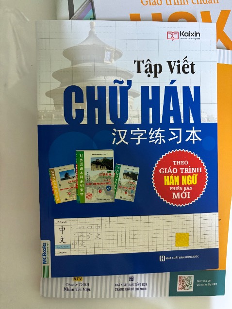 Quyển này thì khỏi bàn, luyện chữ auto đẹp mỗi tội đây chỉ là bản chữ mẫu nếu bạn muốn viết thành thạo thì nên in giấy để luyện viết thường xuyên