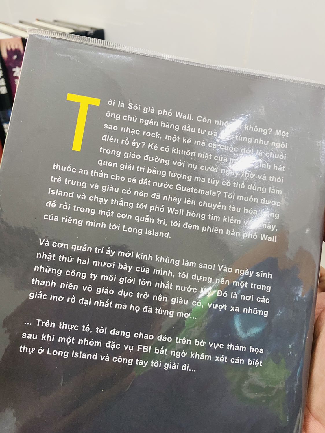 Sách dày, tương đối nặng tay. Giấy tốt. Mình mua có bookcare nên nhìn chất lượng. Nội dung tốt!