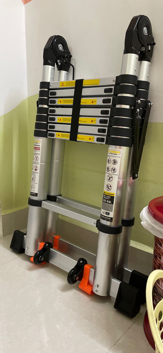 Thang nặng, chắc chắn, mỗi lần di chuyển hơi mệt. Đang tìm hiểu cách dùng nên còn lọng cọng cách nâng lên, thụt xuống, khoá. Lúc lắp hai đế chân có dùng búa để canh qua canh lại, làm bể một chút miếng cao su mặc dù gõ cũng ko mạnh lắm. Giá sale cũng ok, có thể chấp nhận.