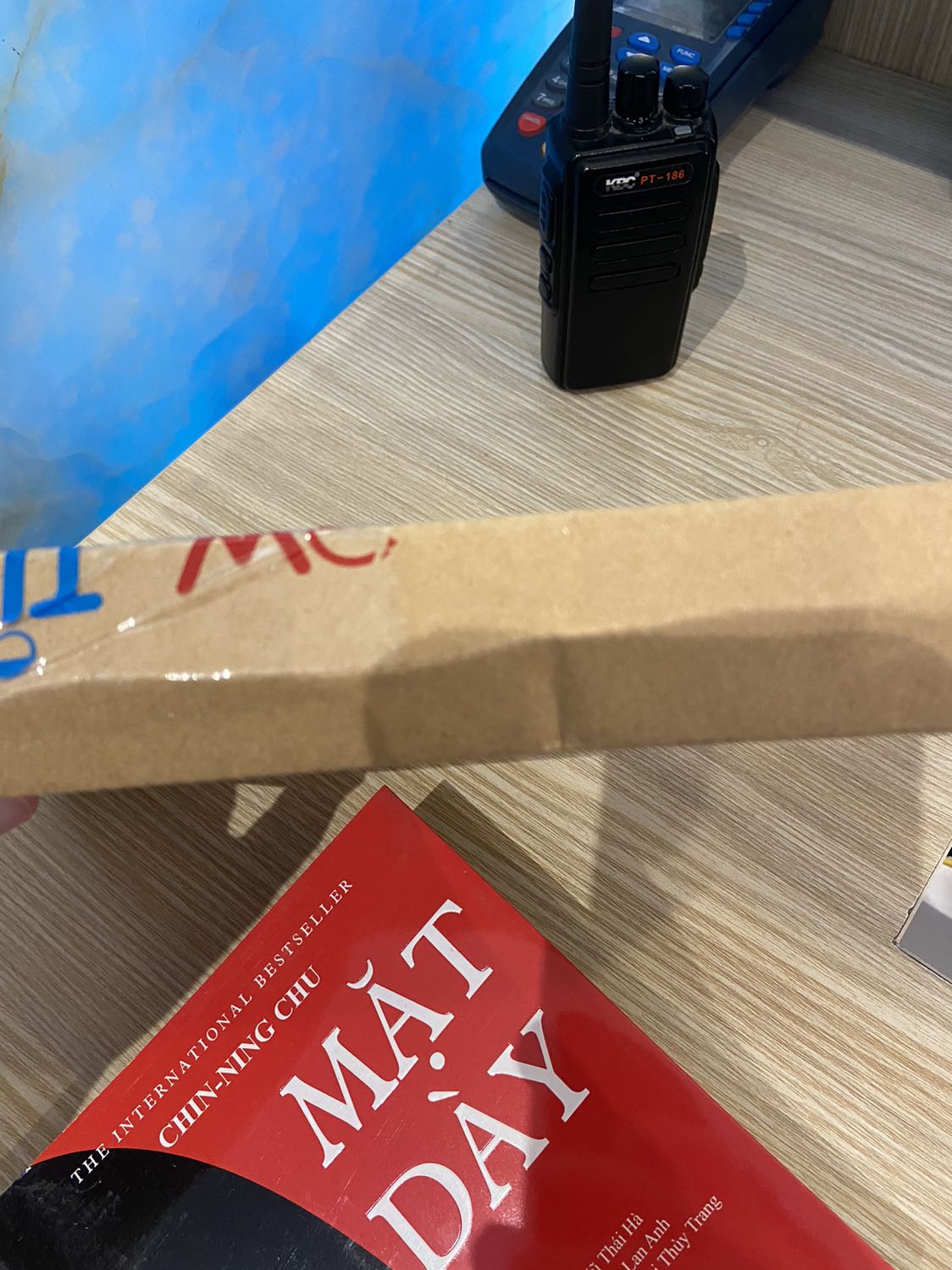 Hộp hàng thì bẹp dúm dó. Sách bên trong thì nhàu nhĩ. Thật sự thất vọng. Đợt mua Văn Minh Vật chất của Người Việt cũng vậy. Cả tiki và nhà phát hành đều có lỗi trong lần giao hàng này. Thực sự thất vọng. Shipper gọi giục báo khách là “đã đến nơi rồi xuống đi!!!”, trong khi mình ngồi ngay văn phòng tầng 1 đang chờ mãi! Tới lúc khách phải ra tận sảnh đứng đợi cũng không thấy đâu thì lại bảo đang tới nơi sắp rẽ vào rồi… Quá chán nản đơn hàng này