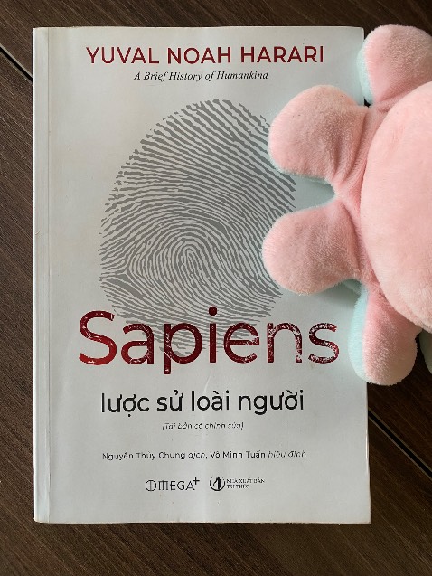 Như tựa đề, sách rất bổ ích cho những người muốn tìm hiểu thêm về lịch sử loài người. Lối viết thú vị, đôi chỗ châm biếm một cách hài hước nên đọc không cảm thấy nhàm chán mặc dù đây là sách lịch sử. 
P/s: tựa sách bị trầy do mình bảo quản kém chứ lúc mới mua về hịn lắm nha, nhưng mng lưu ý nhớ nhẹ nhàng với em ý tại chất liệu nhũ dễ bị trầy á 🥲