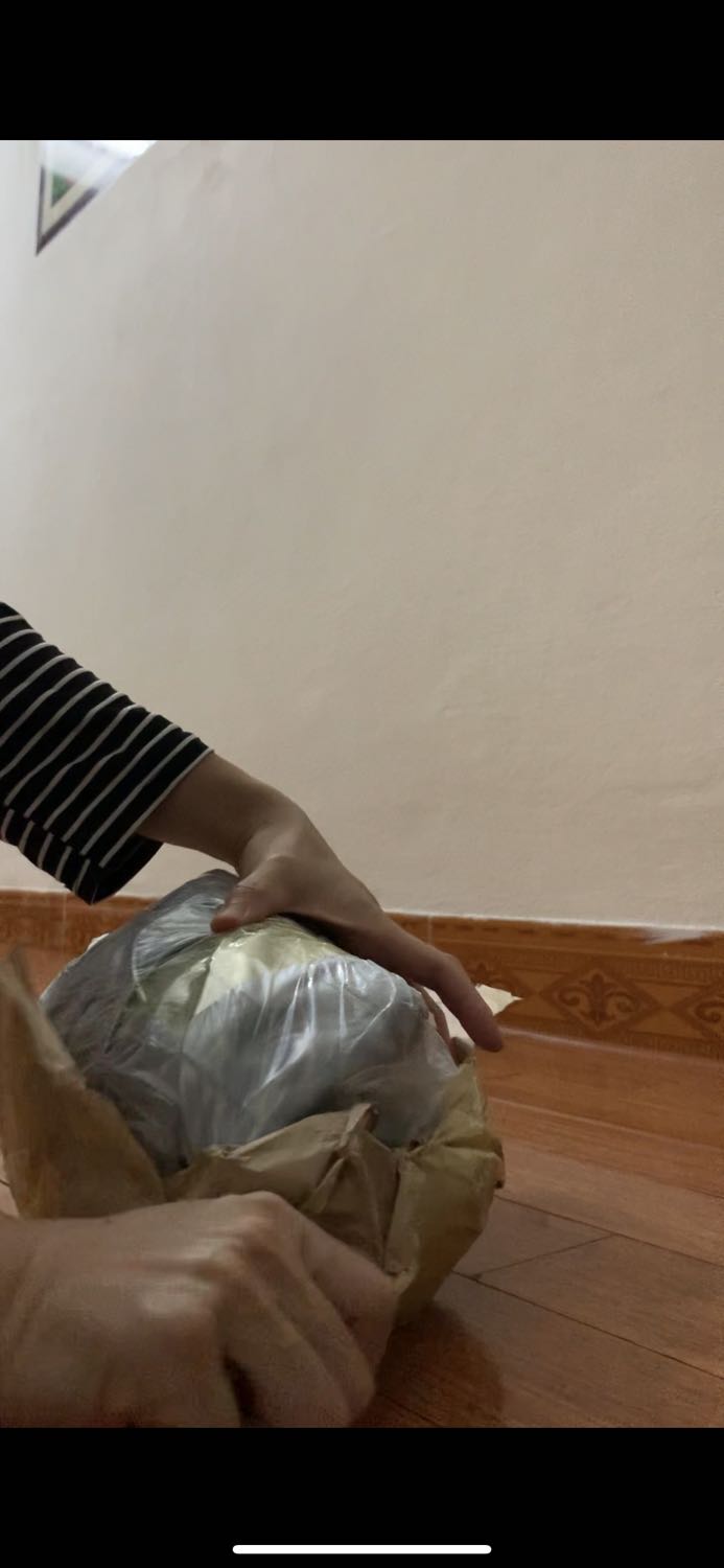 Shop đóng gói sơ sài, ko có hộp mà chỉ bọc 1 lớp nilon và bọc giấy bên ngoài, may bóng ko bị sao. Giao thiếu đồ kẹp để lấy van ra, mình cạy mãi mới ra đc để bơm.