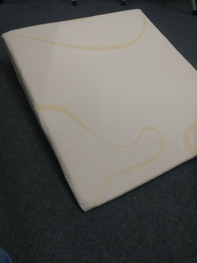 Trải nghiệm vài ngày thì thấy tương đối hài lòng, giá ổn, chất lượng ổn, hình thức rất ổn do máy mình chụp hơi tối. Điểm trừ có lẽ chỉ có vỏ gối màu sáng mà mình chỉ thích màu tối.