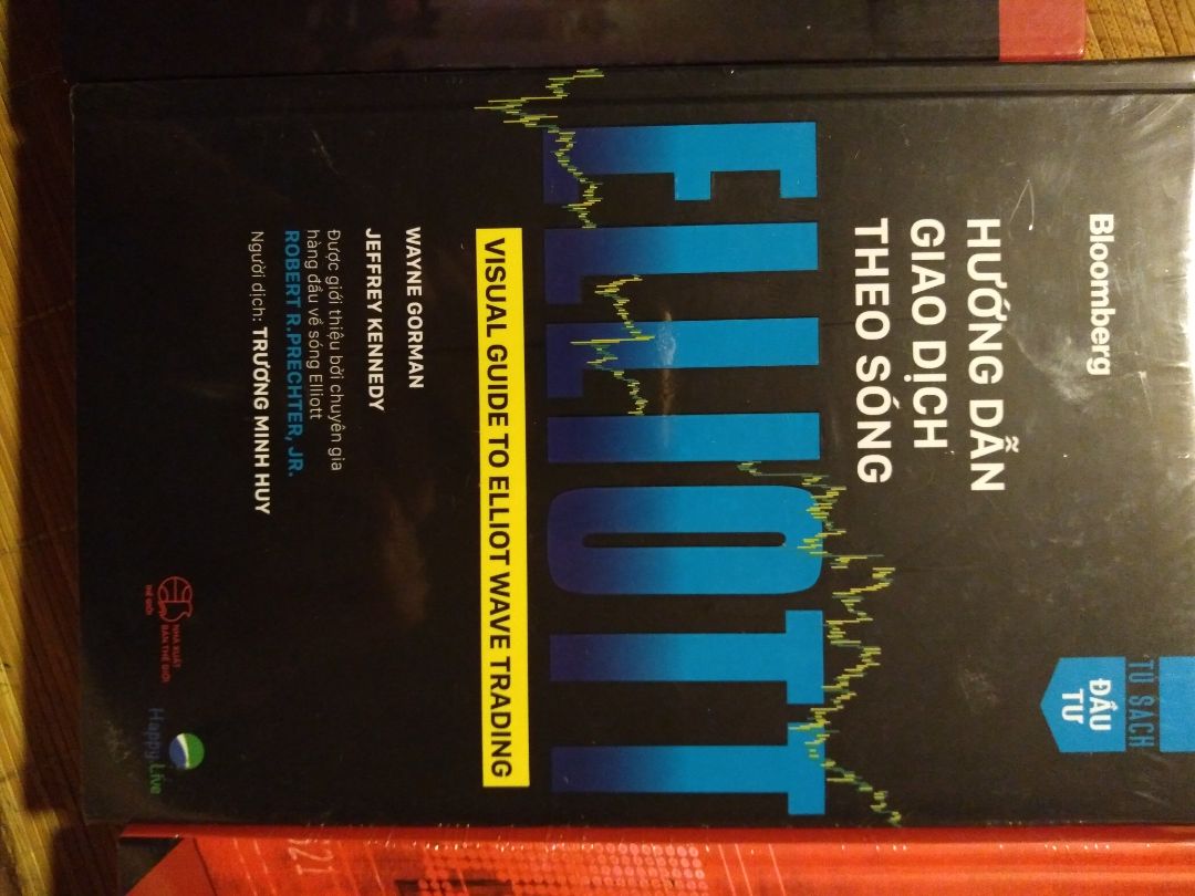 Mình đặt thêm mấy quyển của Happy live vì sách happy live rất uy tín sau khi mình đọc xong 3 cuốn rất hay về FA (pay back time-ngày đòi nợ, nghệ thuật đầu tư đhanho, lột xác để trở thành nhà đầu tư giá trị) mình  đặt thêm mấy quyển về TA này của anh Thái Phạm. vậy là mình có đủ trọn bộ sách đầu tư rất hay của anh Thái Phạm.
tiki giáo hàng rất nhanh nhanh: đặc biệt là cuốn giao dịch để kiếm tiền hàng ngày vừa đặt tối qua chiều nay nhận được luôn. vote cho tiki 5 sao. về sách thì mình đọc được bộ này có các cuốn: 
1. Điều quan trọng nhất: thực sự rất hay cho nhà đầu tư giá trị, câu chữ dẫn giải của tác giả rất dễ hiểu. team dịch rất hay và sát nghĩa với thị trường Việt Nam.
2. sách thiết kế cuộc đời thịnh vượng mà mình đọc được mấy chương nhưng thấy rất hay và hữu ích cho không chỉ các bạn trẻ, mà còn những người đã nhiêud năm đi làm như mình. mình thật tiếc là tác giả Thái Pham không ra cuốn này sớm để mình học hỏi và có được tư duy đúng, phương pháp đúng, định hướng đúng về cuộc đời mình trong tất cả các lĩnh vực cuộc sống như: sức khoẻ, tài chính, mối quan hệ, đam mê của cuộc đời.
3. bộ sách về TA gồm 3 cuốn: kỹ thuật giao dịch để kiếm tiền hàng ngày, giao dịch theo sóng Elliott và người đàn ông đánh bại mọi thị trường mình thấy rất đẹp và trau chuốt về hình ảnh, biểu đồ rõ ràng giấy thơm. tuy nhiên có cuốn Elliott giấy màu trắng mình sợ đọc sách buổi tối sẽ hới loá. mình thích giấy màu vàng đọc đỡ mỏi mắt hơn. về nội dung thì phải đọc kỹ cụ thể mới đánh giá được vì theo TA kiến thức rất rộng lớn và khó để nắm bắt được ngay.