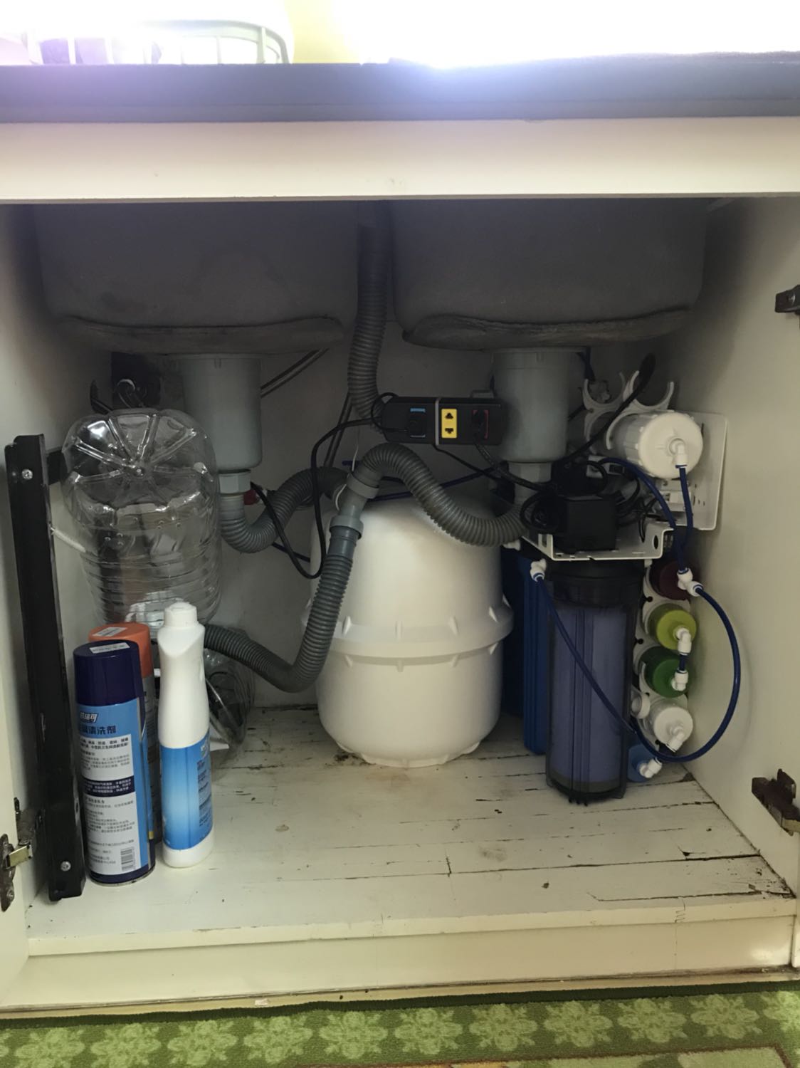 Tiki giao hàng rất nhanh, mình đặt hôm nay là ngày mai giao luôn, giá ship thì thấp. Bạn ship hàng rất nhiệt tình còn bê máy vào thang máy giúp mình. Cảm ơn Tiki và bạn shipper
Các bạn lắp đặt nhiệt tình, chịu khó, lắp đặt gọn gàng sạch sẽ, lắng nghe yêu cầu của khách.
Sau khi mua máy lọc nước xong, mình sắm thêm một loạt đồ khác từ Tiki. Many thank Tiki