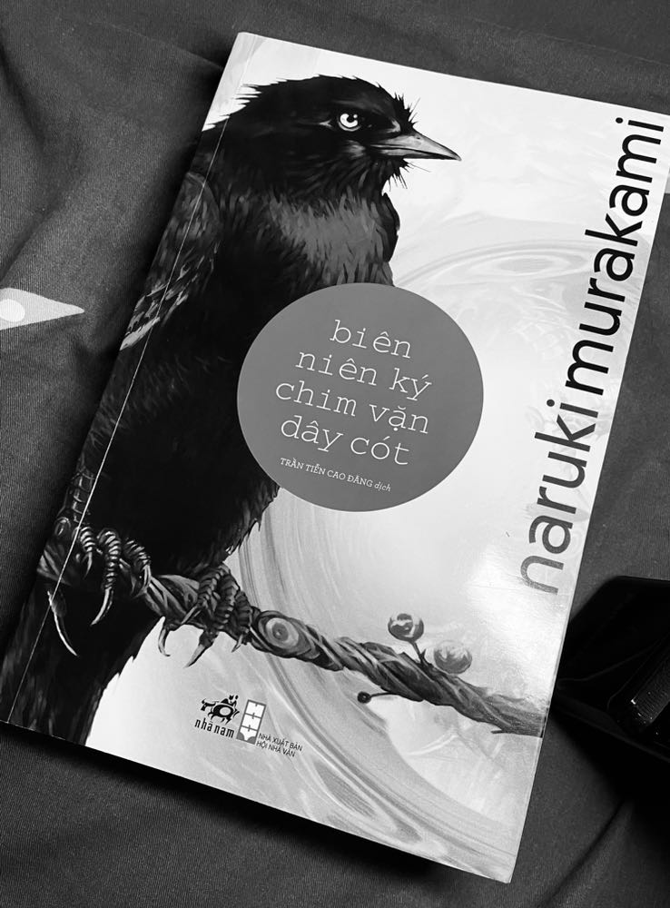 Sách cực hay, được Trần Tiễn Cao Đăng dùng mọi ngôn từ để lột tả được các cung bậc ẩn giấu trong tầng tầng lớp lớp cảm xúc của mỗi nhân vật. Và tất nhiên, giữa bộn bề mịt mù tăm tối cùng các cảm xúc nảy lửa, nàng Kasahara May diễm kiều vẫn mãi là cơn mưa rào nhẹ, e-ấp-nhỏ-bé để xoa diệu phần nào vết thương của hắn cả trong mơ lẫn thực tại.