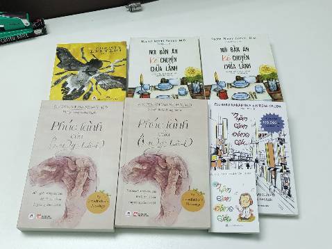 Mình đọc review trên Huy Hoàng *** và trên Goodread nên phải vớt luôn, sách rất mới, đẹp, thơm mùi giấy và được giảm giá để bạn đọc có cơ hội tiếp cận đầu sách hay. Cảm ơn Huy Hoàng đã dịch bản dịch xuất sắc, và rất cảm động này.