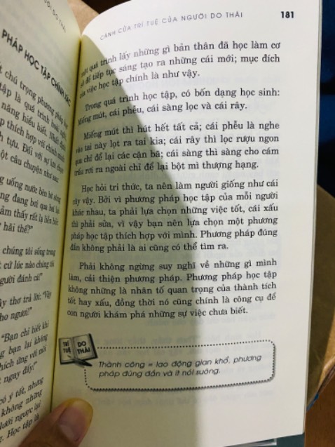 Sách gồm nhiều tip nhỏ 2-3 trang, dễ đọc.
Tikicare bọc sách tạo nếp gấp ở lề bìa sách, một mặt nhiều sóng lồi.