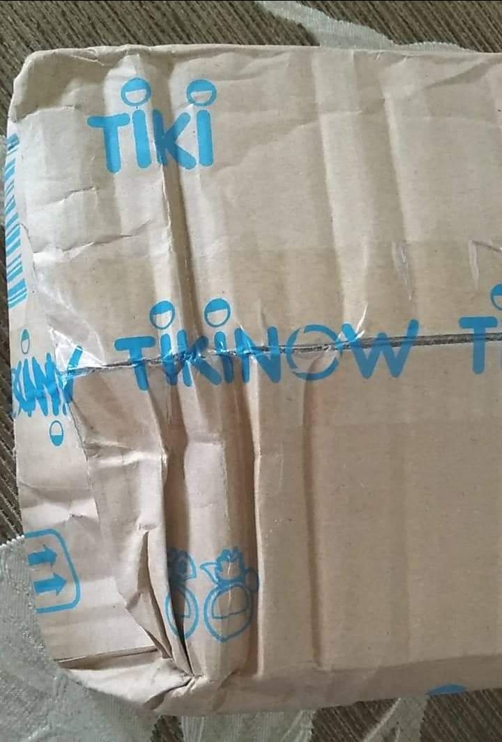 Chất lượng in ấn ổn, art minh họa ổn, quà tặng cũng ổn, còn nguyên sale, chất lượng dịch thuật thì chưa đọc kĩ nên không biết, nhưng lướt sơ qua vài dòng thì cũng ok. (Quãi đạn thật, pháp sư Tiki quá đỉnh, hộp móp như gì mà hàng vẫn còn nguyên như mới=)) )