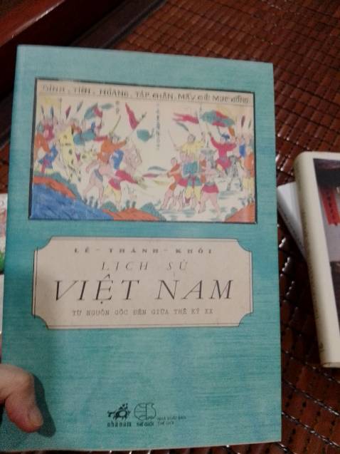 Cầm quyển sách mà lòng bao bồi hồi, thiết kế bìa đẹp quá các bác ạ. Nội dung cuốn này em đọc chùa trên mạng rồi nên em quyết định mua về làm vốn cho con cháu hí hí
