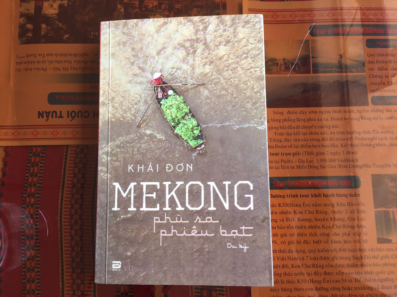 Đây là một cuốn du ký sâu nét. 
Xuôi dòng Mê Kong, ngược dòng Mê Kong, đôi khi lại xẻ ngang dòng Mê Kong để thấy, rồi viết.
Khải Đơn đã lập đi lập lại những chuyến đi công tác, đi làm, đi chơi, du lịch, trải nghiệm, nghiền ngẫm, có thể nói là ăn dầm nằm dề nhiều vùng từ thành thị đến nông thôn, biên giới thậm chí là xông pha vào những vùng đang tranh chấp đầy khói súng. Từ thực tế đó, để rồi viết lên cái thấy được, cái nghe được, cái tìm được, cái cảm nhận được. Tất cả những thứ đó được Khải Đơn truyền tải qua lời văn mộc mạc, giản dị nhưng vô cùng sâu sắc và lý thú. Nữ tác giả đã không ngại mình là “thân liễu” để đúc kết và viết nên tác phẩm đầy nắng gió - gai góc này.
Xin cảm ơn tác giả, nhà xuất bản!

Phương Vietjoy tourist