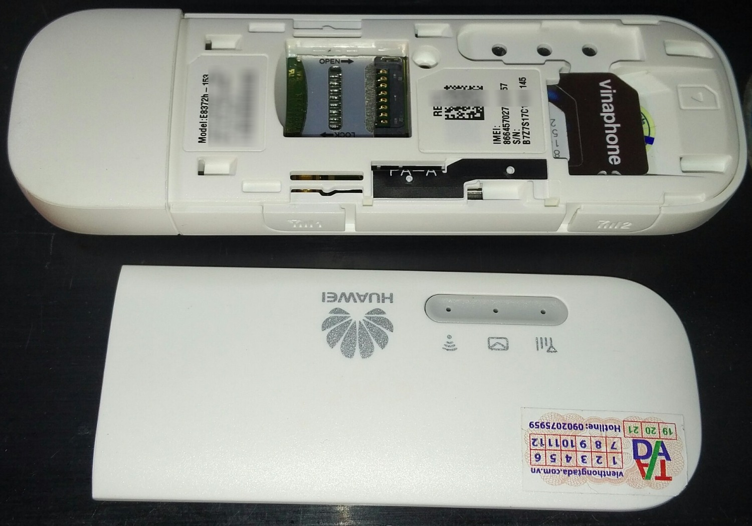 Sản phẩm nguyên hộp, rất đẹp, có tem Anh Ngọc như quảng cáo. Chi tiết sắc xảo. Cắm sim Mobi F500 lên 4G tốc độ nhanh và ổn định. Có cổng cắm anten ngoài, dạng anten đôi diversity. Có khe microSD.