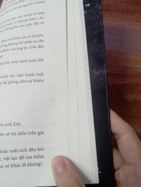 Tiki vận chuyển nhanh, giao hàng cẩn thận.
Truyện mới, bìa chắc chắn, giấy in hơi mỏng. Còn 1 số chỗ đánh máy hơi lỗi, mực in bị mờ 1 vài trang, bị dính trang 2 chỗ.
Đánh giá theo giá tiền với mình thì ổn.