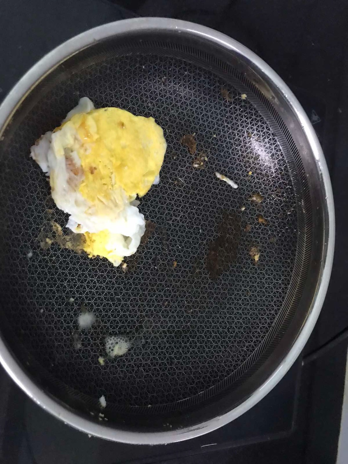 Tôi mua chảo này cho mẹ tôi, là chảo chống dính nhưng chiên trứng cũng ko chiên được vì dính chặt vô chảo. 
Giống 1 cú *** dễ sợ.
Không biết tiki giải quyết vấn đề này thế nào?