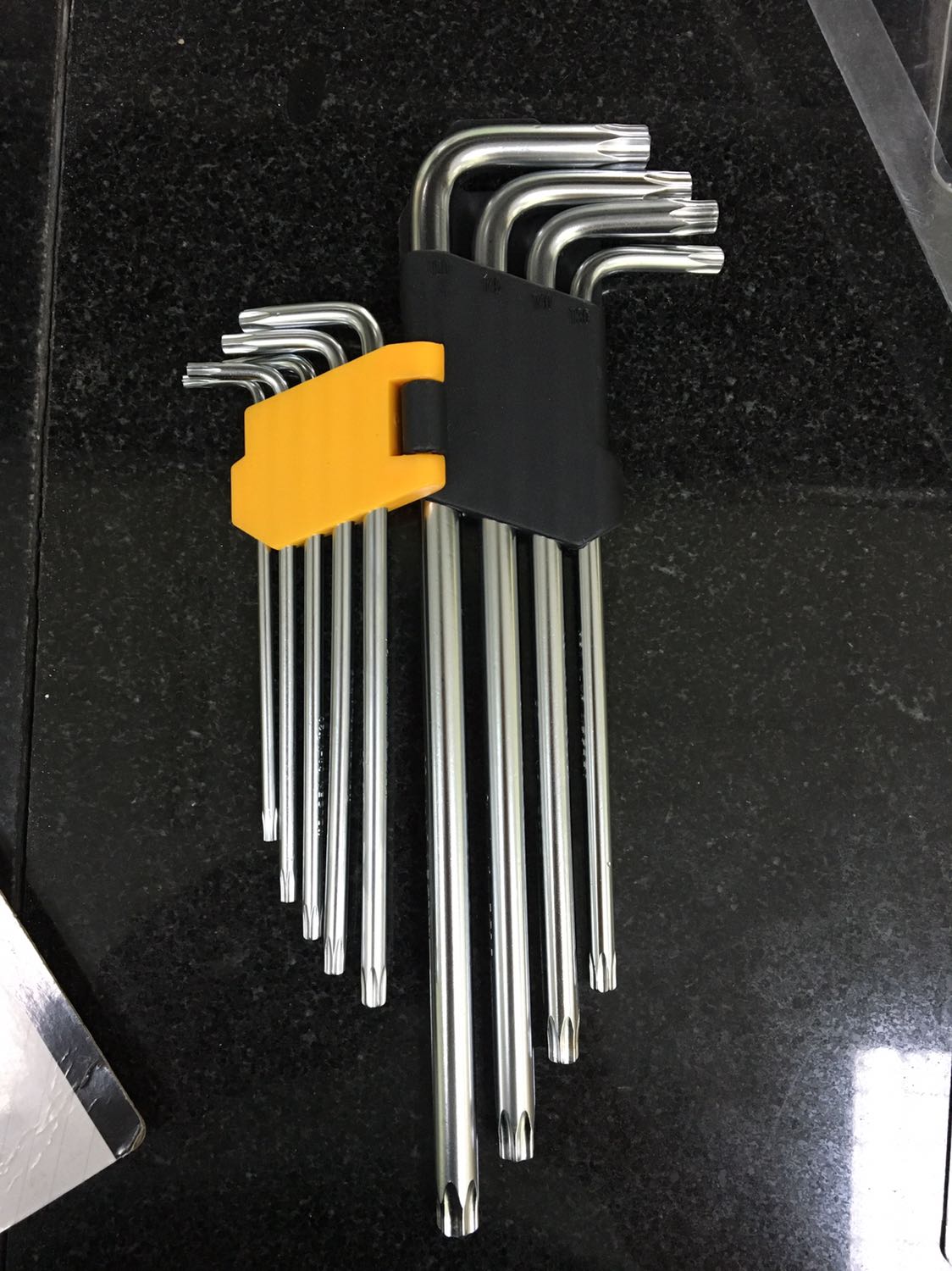 Tổng quan sản phẩm đẹp, chắc chắn
Phần nhựa giữ dạng rút từng cây, chắn chắc hơn kiểu kẹp của Stanley (hình kèm theo là của 20057 bông sao - tương tự phần kẹp này nhé)
Nhưng nhìn kỹ sẽ thấy sản phẩm không quá sắc sảo, như phần logo Tolsen đc dập giữa thân một số cây đường nét k đều hay hơi lệch
Cho 4 sao do sắc vàng nhìn chắc chắn (đậm hơn vàng Stanley nhé) giá phù hợp với đa số người dùng phổ thông, chất lượng hơn hàng chợ nhiều