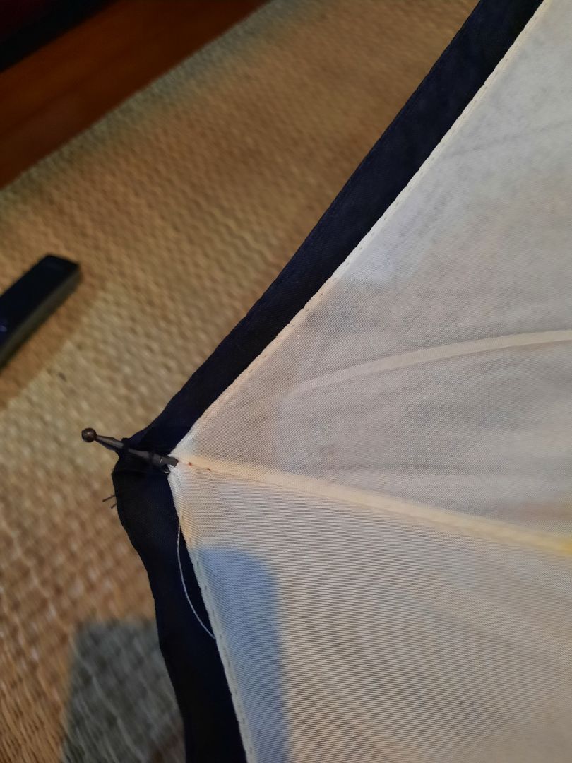 hàng giao không đúng như hình, chất lượng quan sát mắt thường k thấy tốt, k thể gọi là cao cấp được, hình giới thiệu thì 2 mặt đều màu đen nhưng thực tế khi dù k mở thì màu cam, khi mở ra mới màu đen