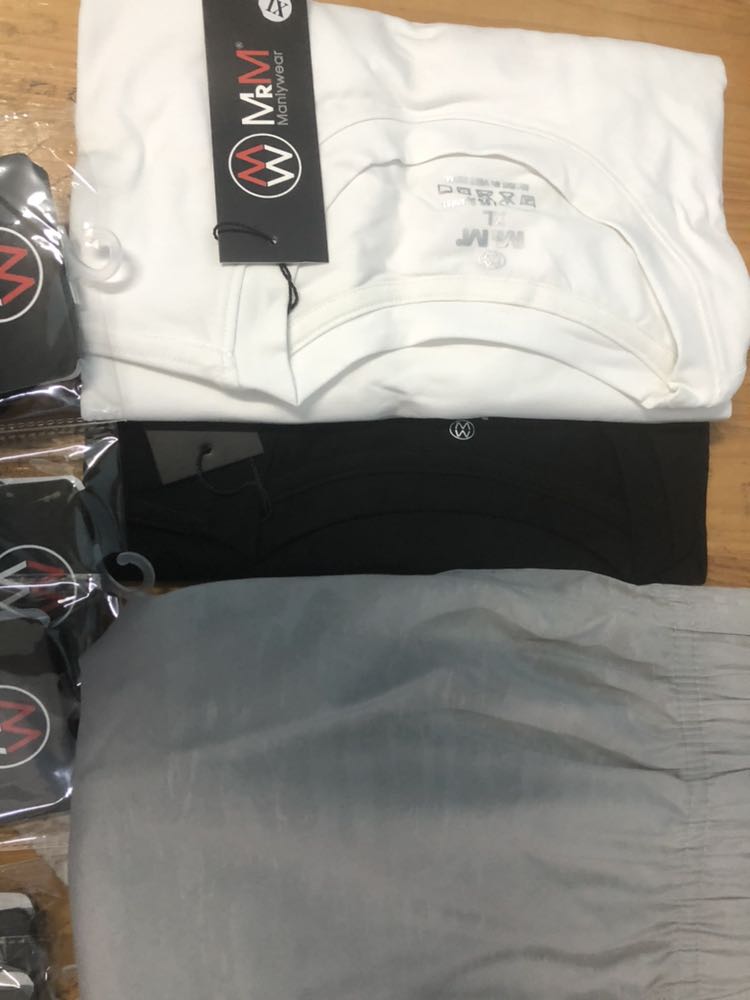 Lần đầu mua quần cho ông xã dùng thử thấy chất lượng tốt, dùng cũng rất bền  3 4 tháng mới phải thay 1 lần. Lần này mua luôn cả box gồm cả áo thun, quần đùi, vớ. Rất hài lòng cách đóng gói, hộp sang đẹp. Hãng mrm chất lượng tốt nhất so với các shop từng mua trên tiki, giá có max hơn xíu nhưng tiền nào của đó. Ông xã mình rất thích dùng đồ của shop, cảm ơn shop nhiều ạ.