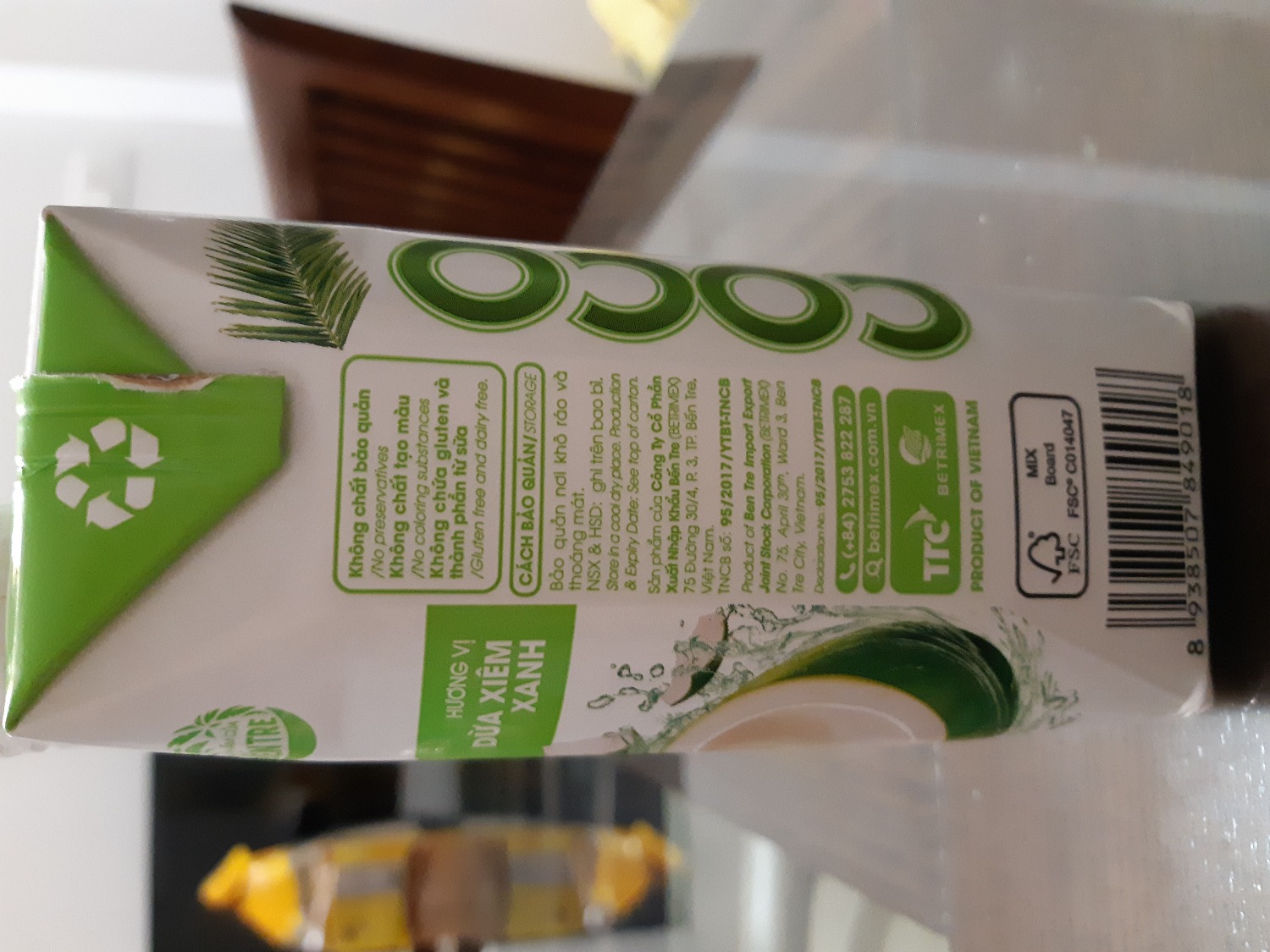 Nước dừa uống cảm giác khá tự nhiên, ko pha tạp, hơi ngọt một chút, có vị dừa khá rõ. Nói chung là mình tin tưởng và sẽ mua thêm để uống mùa hè. Dùng với bình giữ nhiệt LockLock rất ổn nha các bạn, mang đi làm or đi ô tô